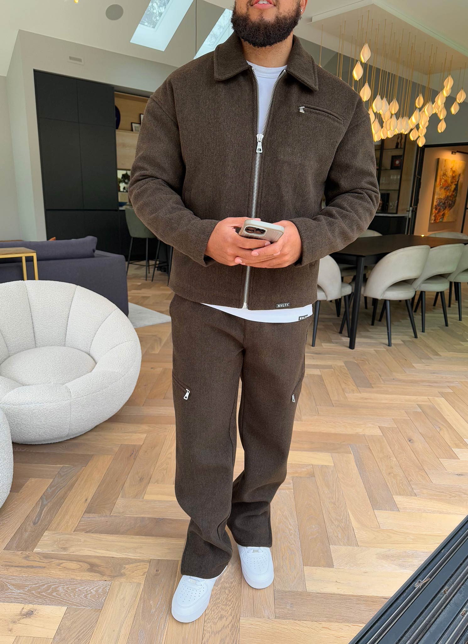 Strukturierte Reißverschlusshose aus schwerer Wolle - Braun