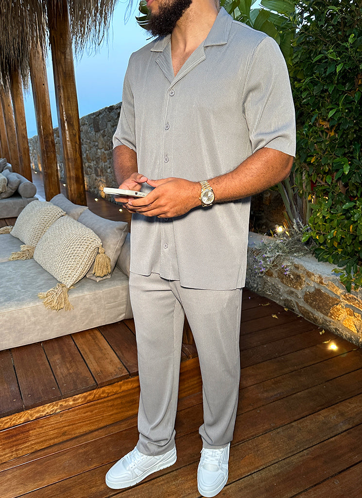 Plissiertes Hemd mit offenem Kragen – Grau