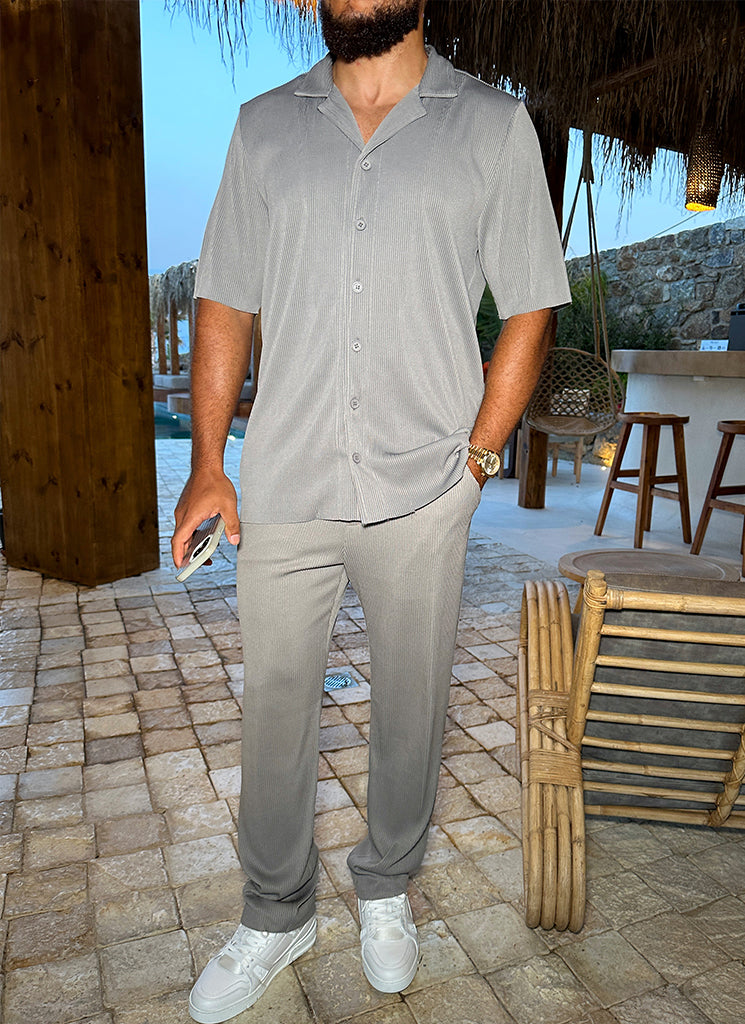 Plissiertes Hemd mit offenem Kragen – Grau