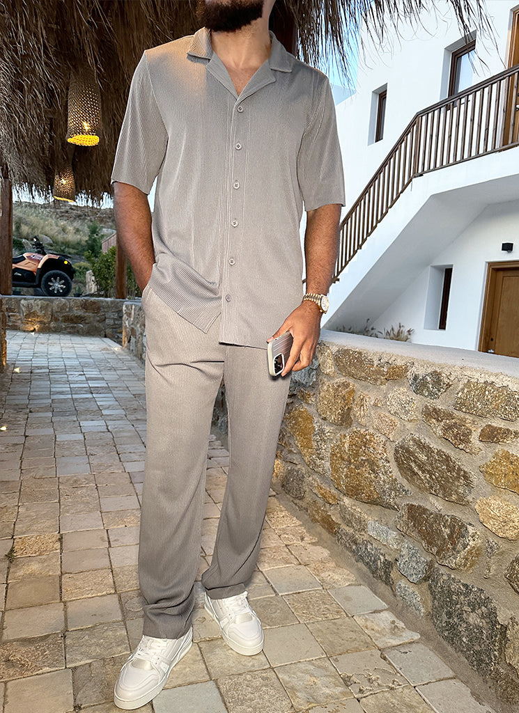 Plissiertes Hemd mit offenem Kragen – Grau