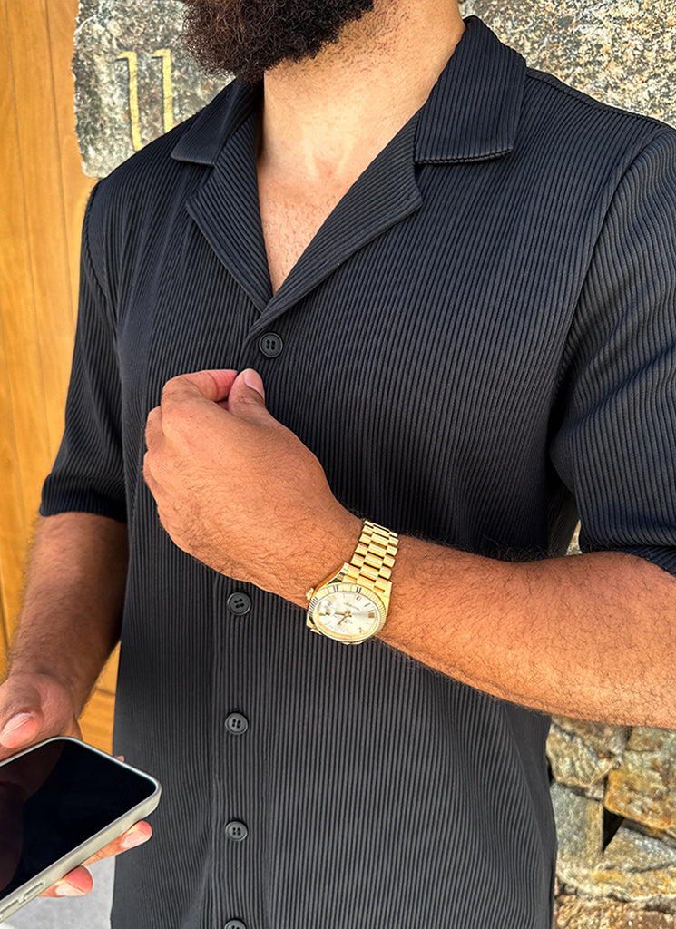 Plissiertes Hemd mit offenem Kragen – Schwarz