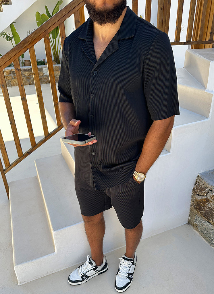 Plissiertes Hemd mit offenem Kragen – Schwarz