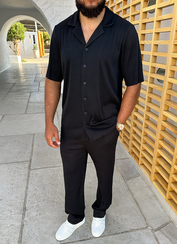 Plissiertes Hemd mit offenem Kragen – Schwarz