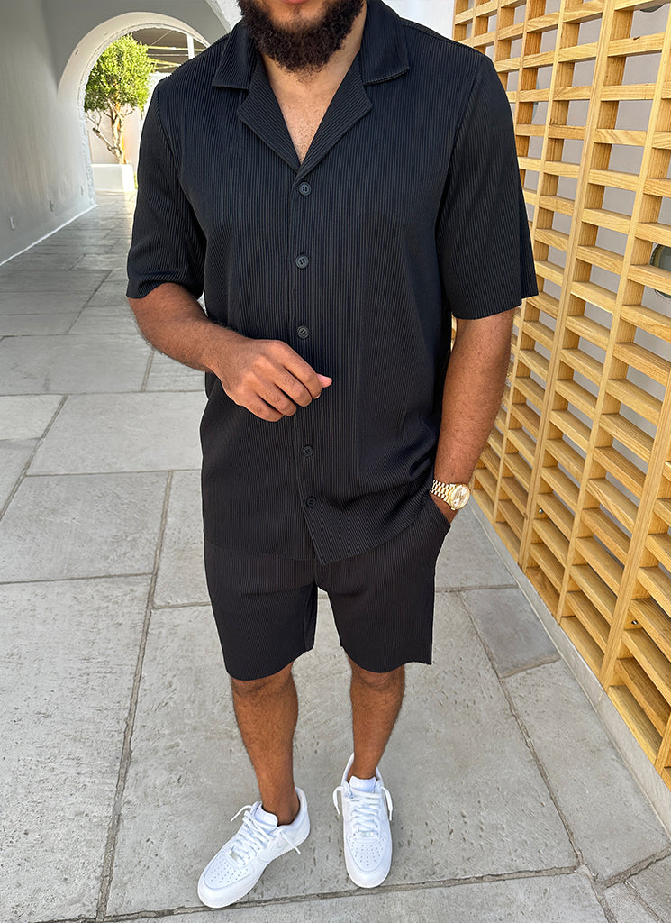 Plissiertes Hemd mit offenem Kragen – Schwarz