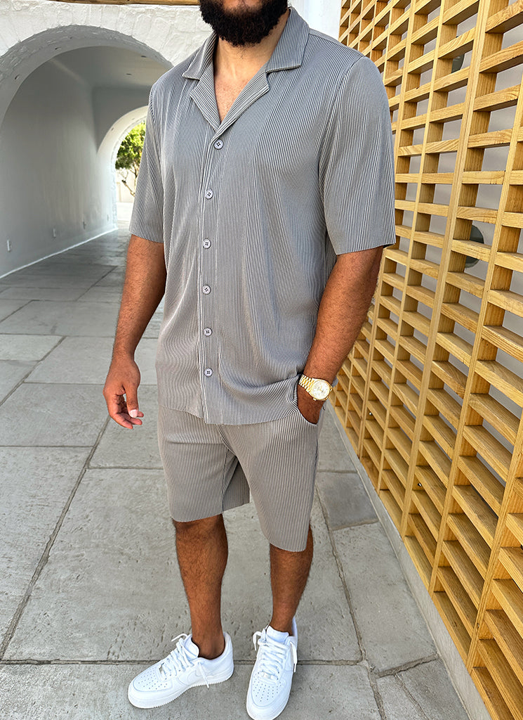 Plissiertes Hemd mit offenem Kragen – Grau