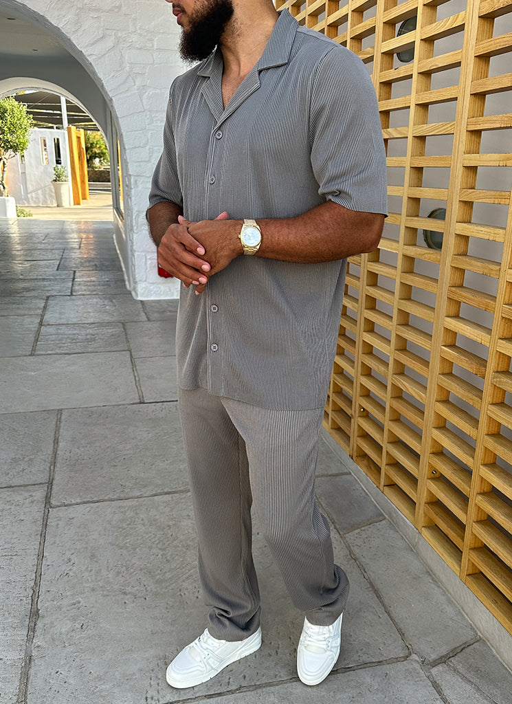 Plissiertes Hemd mit offenem Kragen – Grau