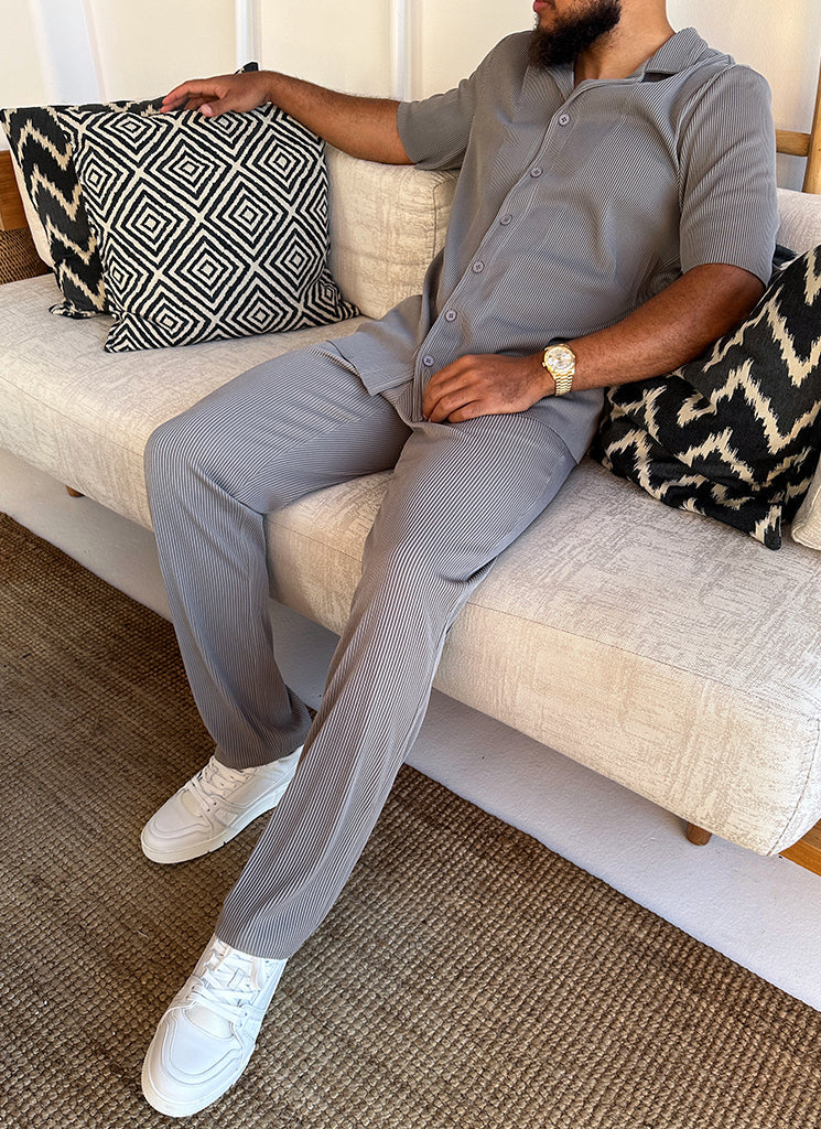 Plissiertes Hemd mit offenem Kragen – Grau