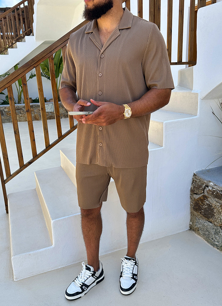 Plissiertes Hemd mit offenem Kragen – Mokka