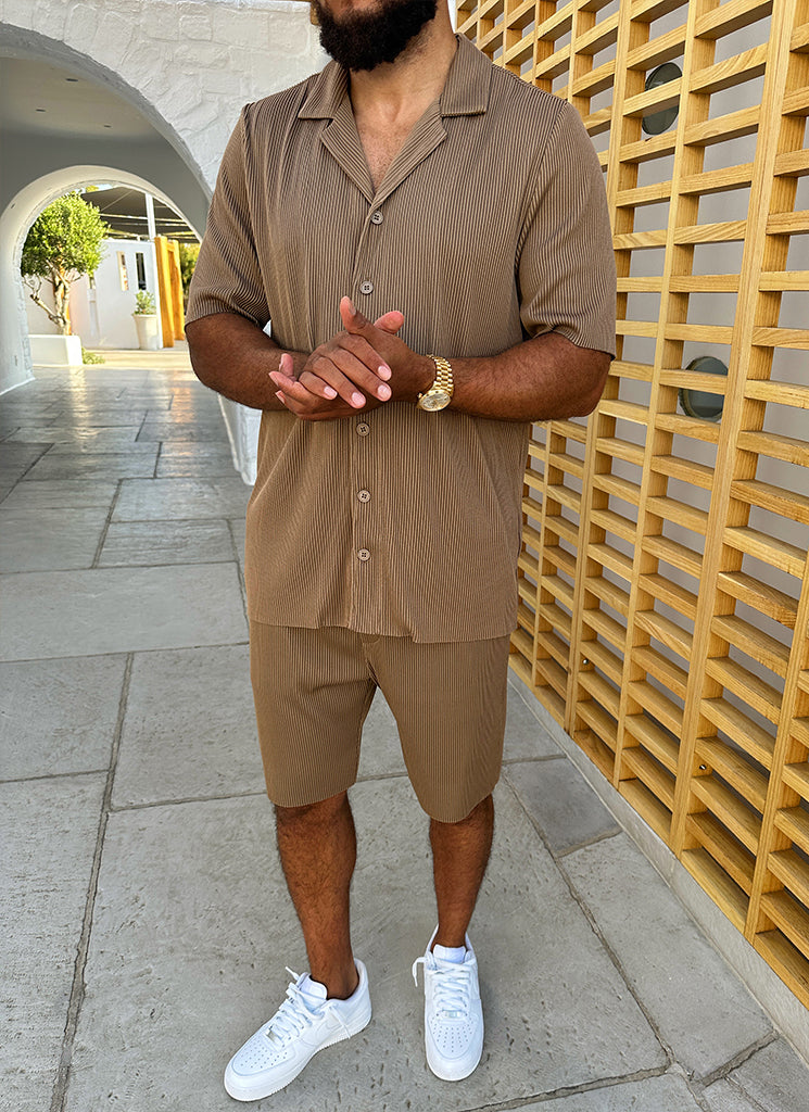 Plissiertes Hemd mit offenem Kragen – Mokka