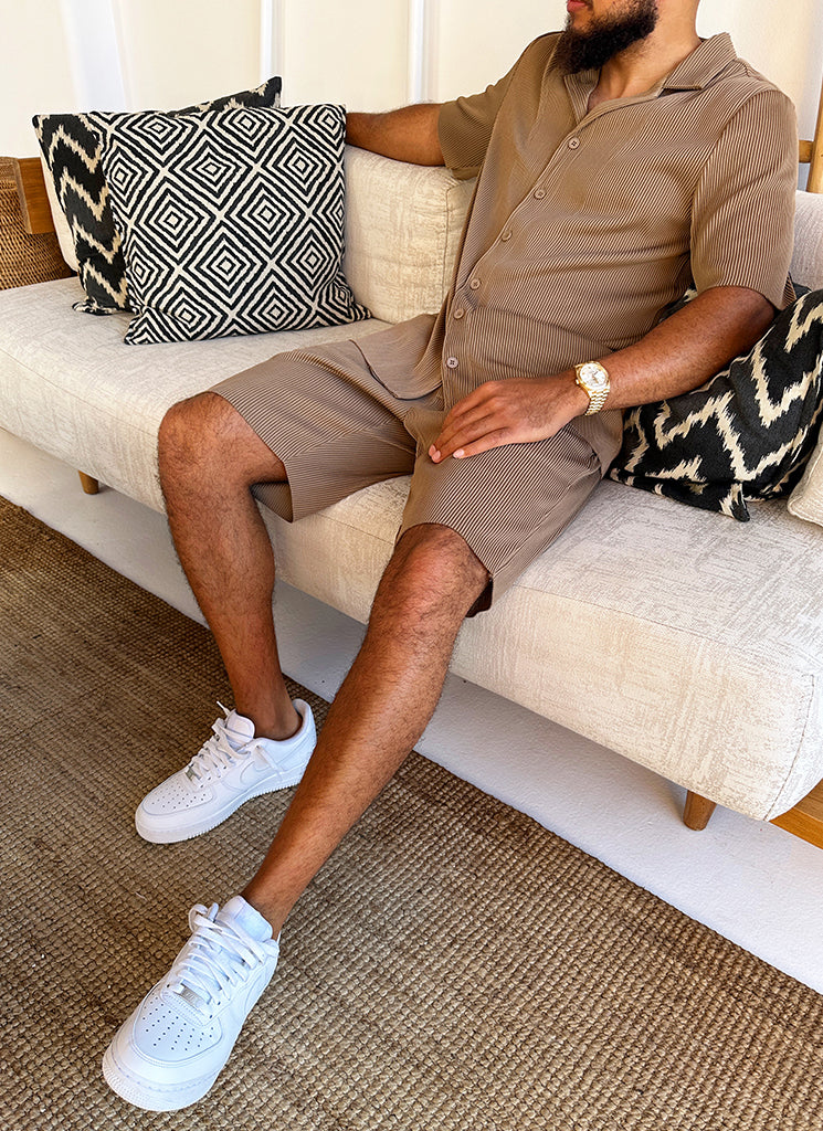 Plissiertes Hemd mit offenem Kragen – Mokka