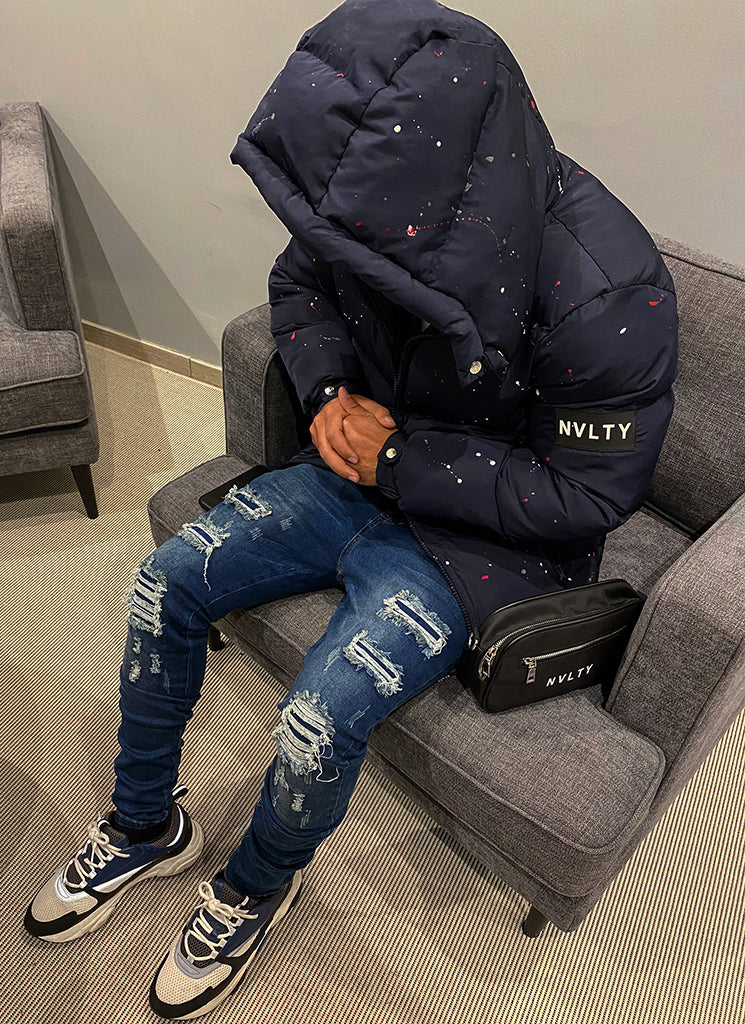 Zerrissene und reparierte Jeans – Dunkelblau