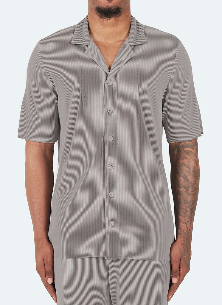 Plissiertes Hemd mit offenem Kragen – Grau