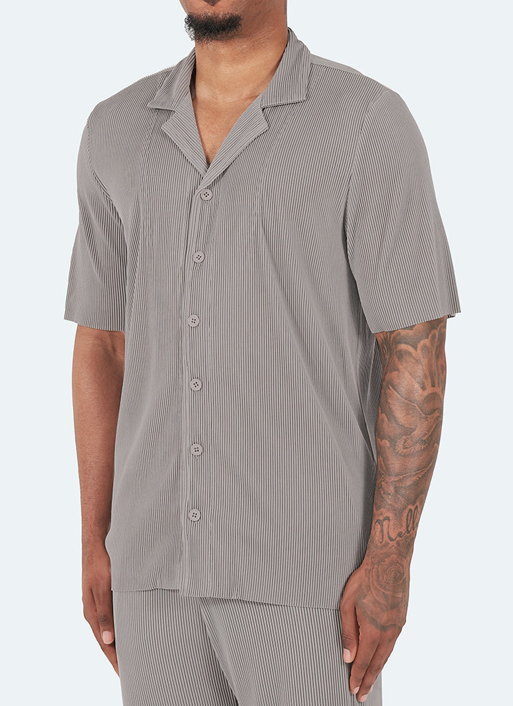 Plissiertes Hemd mit offenem Kragen – Grau