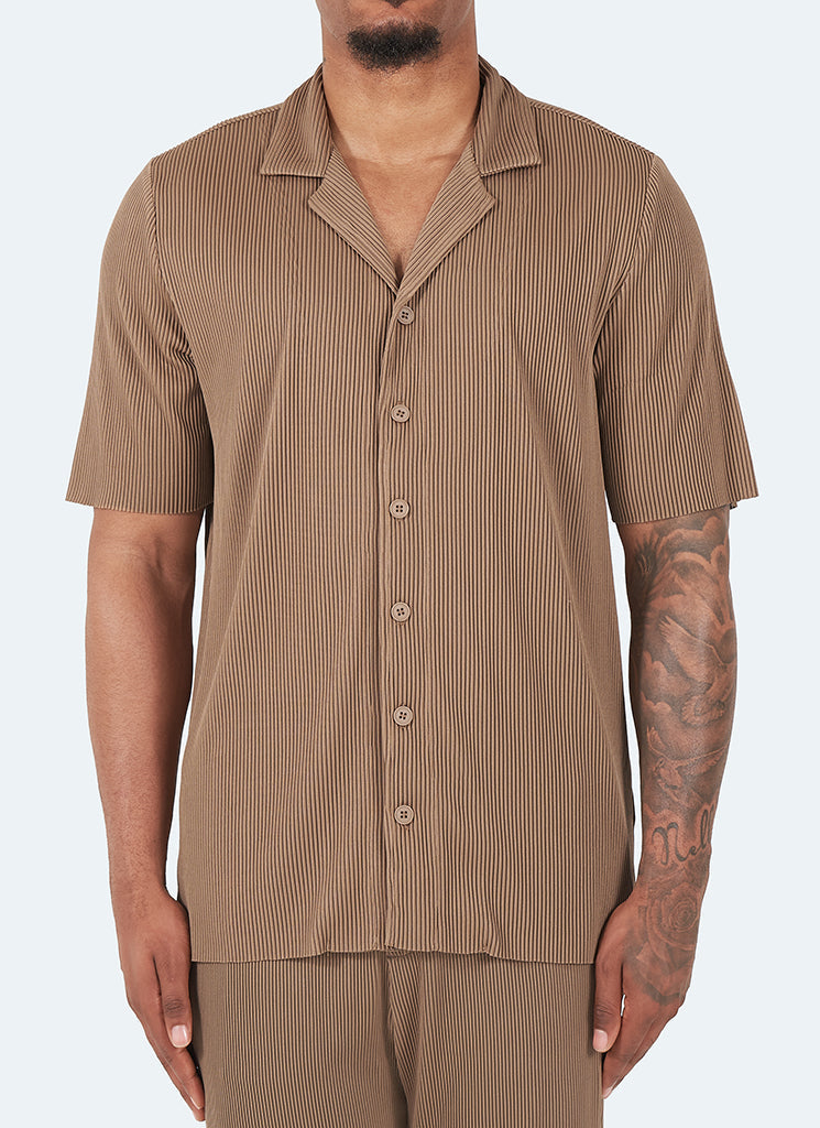 Plissiertes Hemd mit offenem Kragen – Mokka