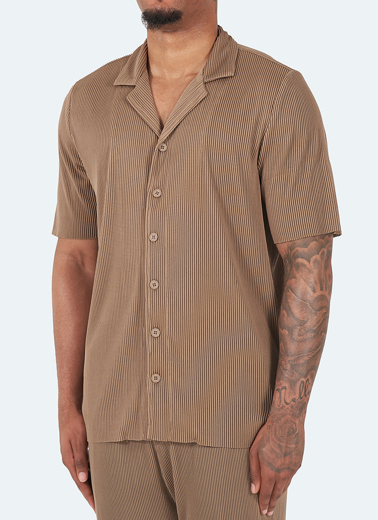 Plissiertes Hemd mit offenem Kragen – Mokka