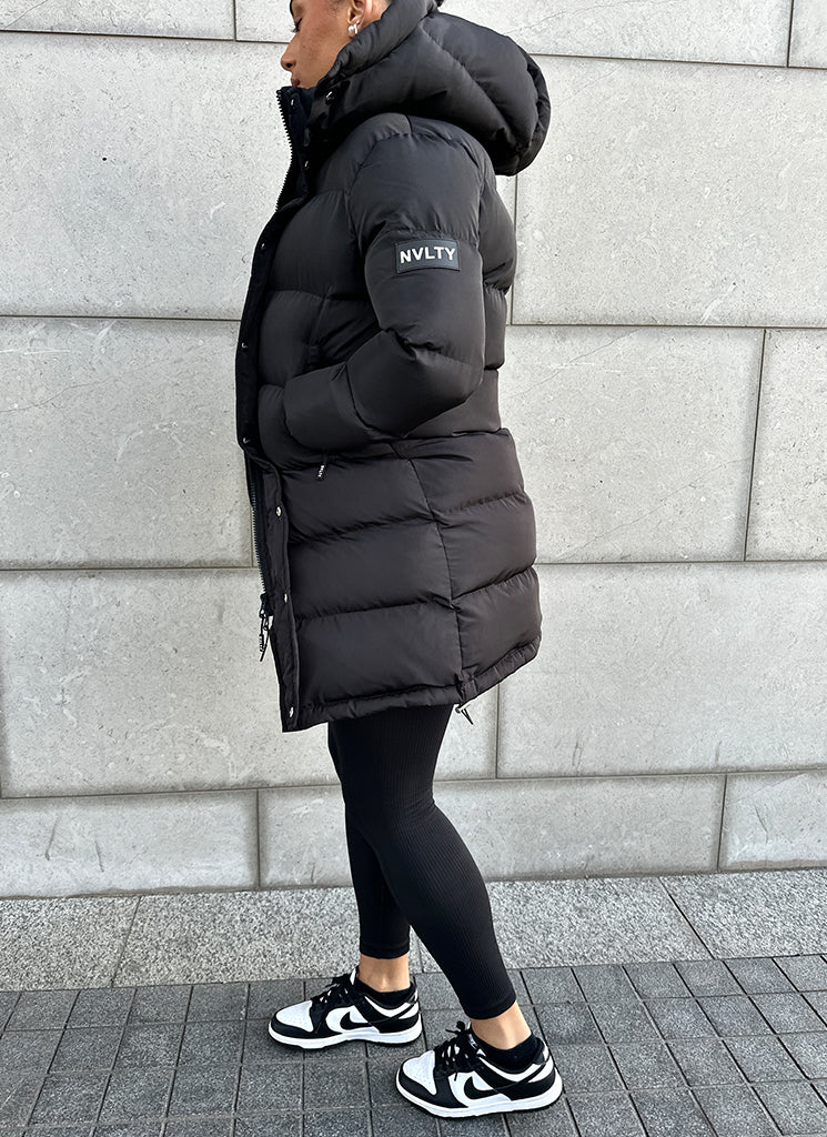 Lange Essential Pufferjacke – Schwarz