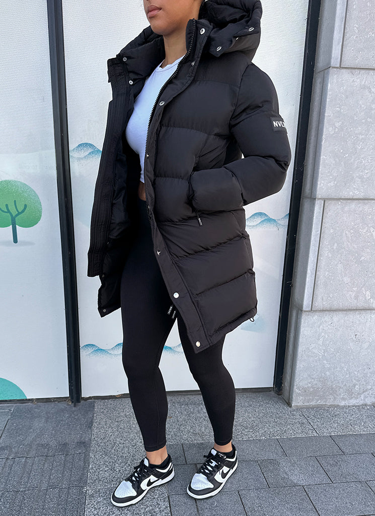 Lange Essential Pufferjacke – Schwarz