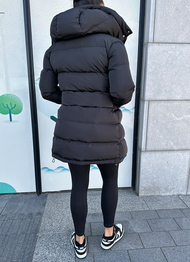 Lange Essential Pufferjacke – Schwarz