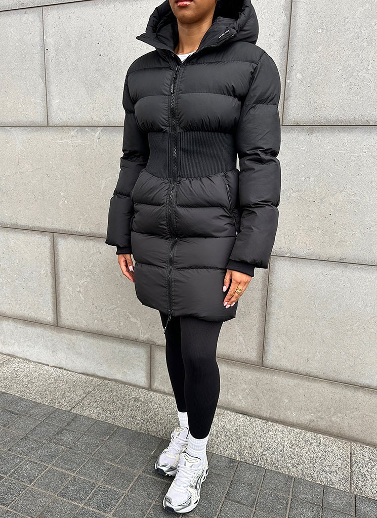 Lange Pufferjacke mit tailliertem Schnitt - Schwarz