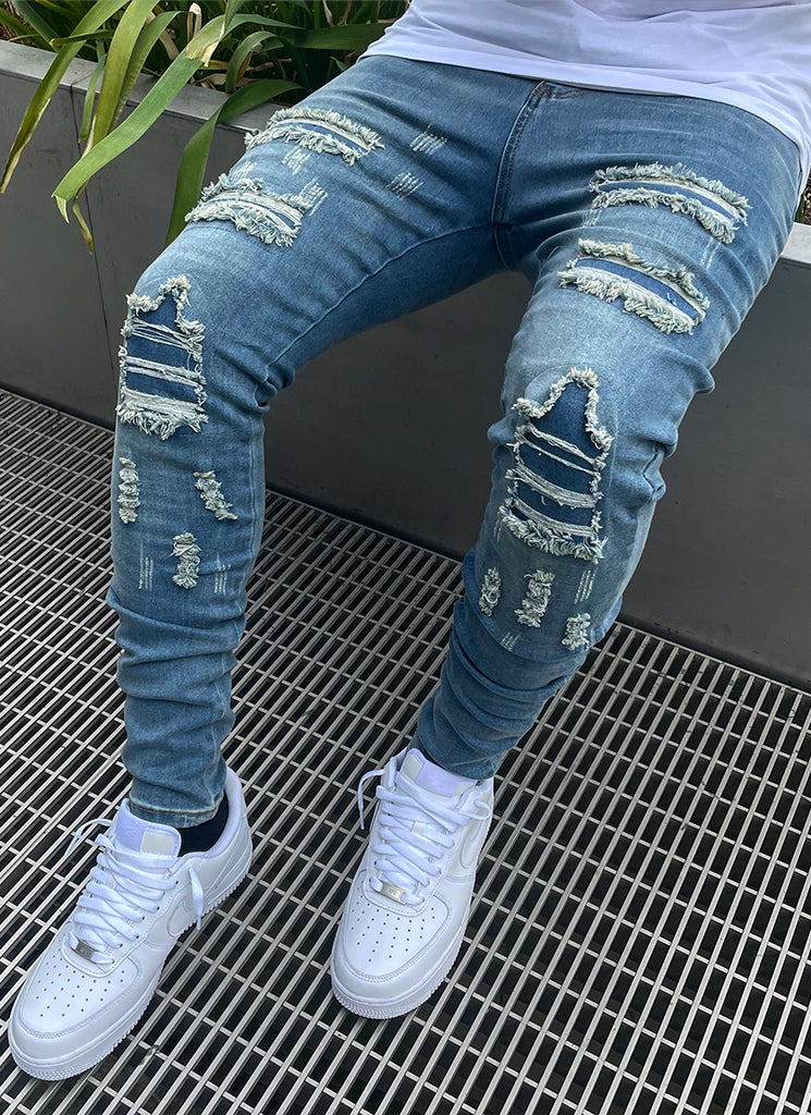 Zerrissene und reparierte Jeans – Hellblau